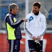 A “premonição” de Mourinho. Novamente o talento. – José Mourinho e Xabi Alonso no Real Madrid